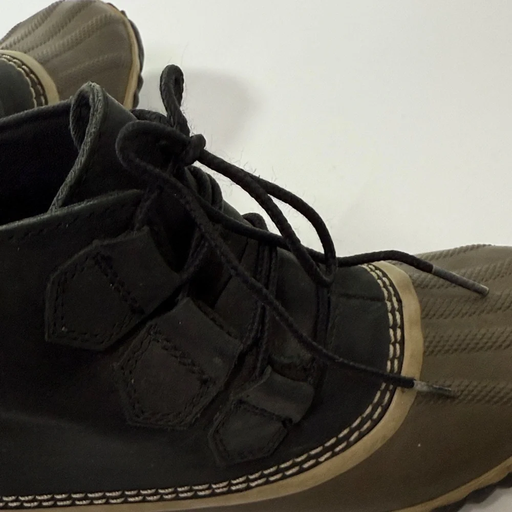 Sorel Out N About Waterproof Leather and Rubber Ankle Boots Sz 6
